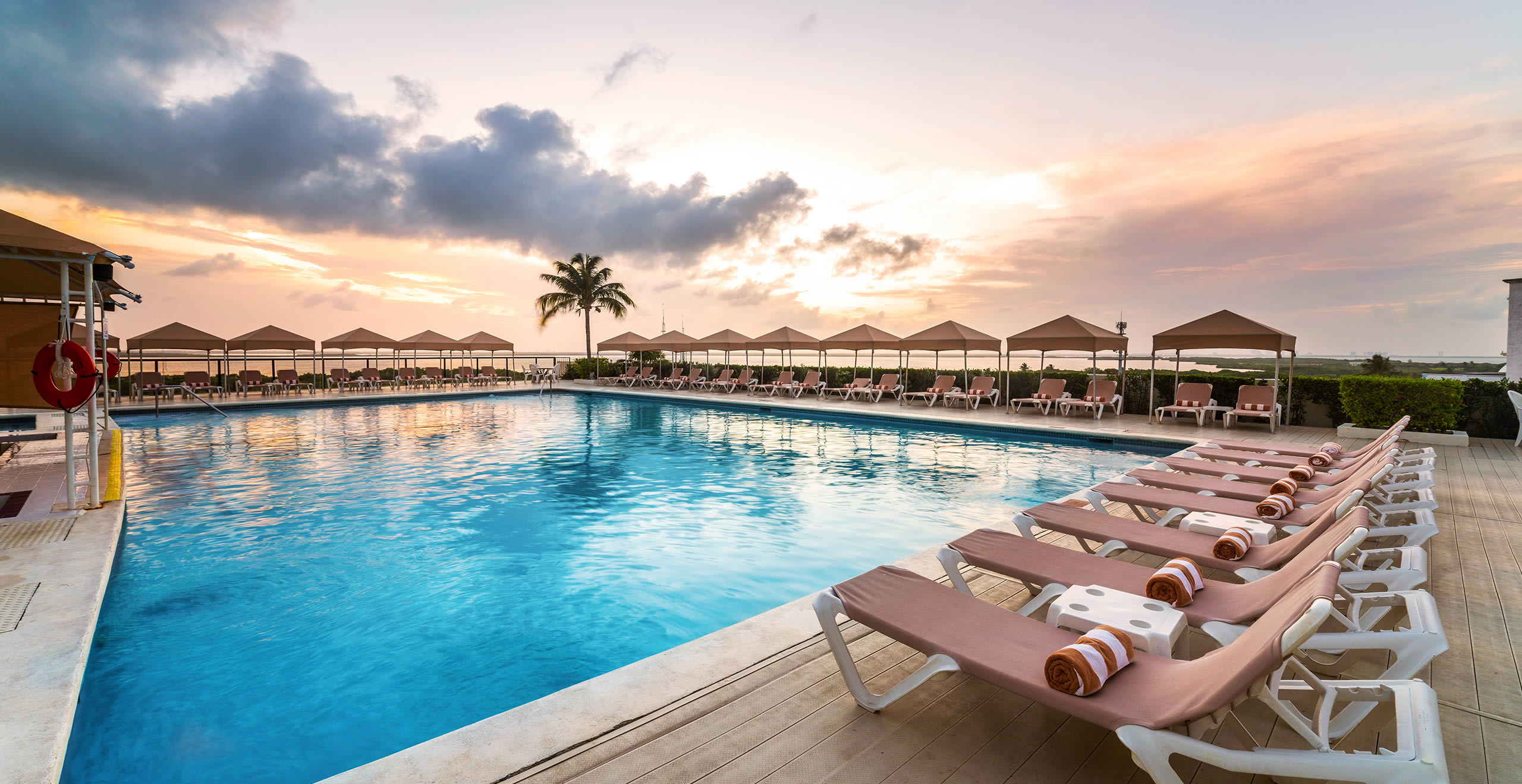 cancun hotel crown paradise